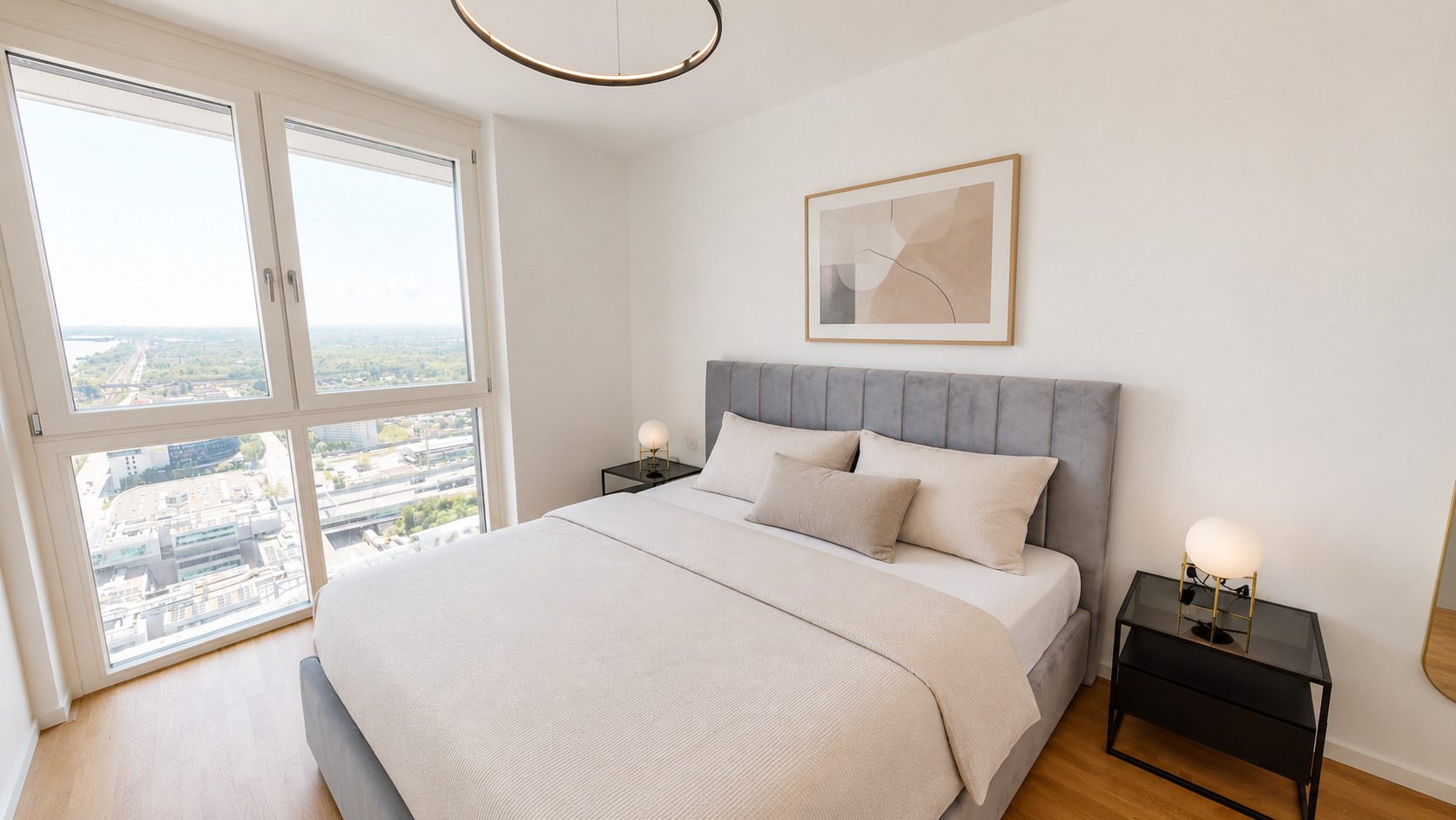 Schlafzimmer mit Blick über die Donau im Marina Tower