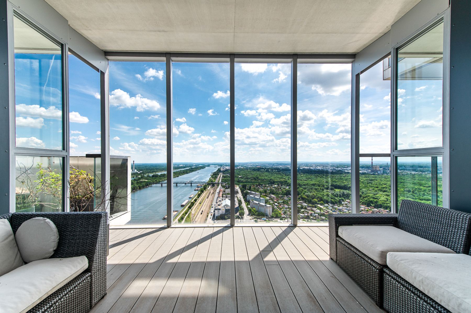 Penthouse-Terrasse im Marina Tower mit Blick über die Donau